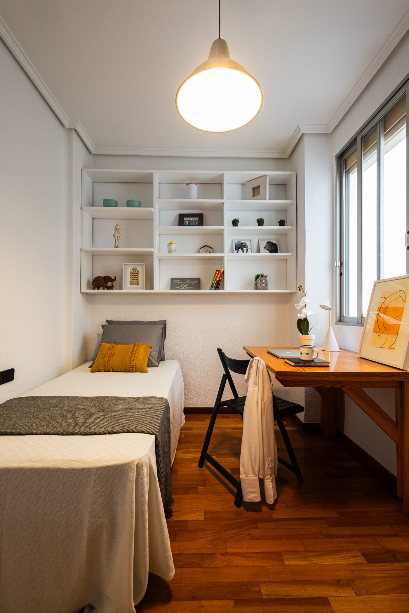 Dormitorio pequeño después de amueblar