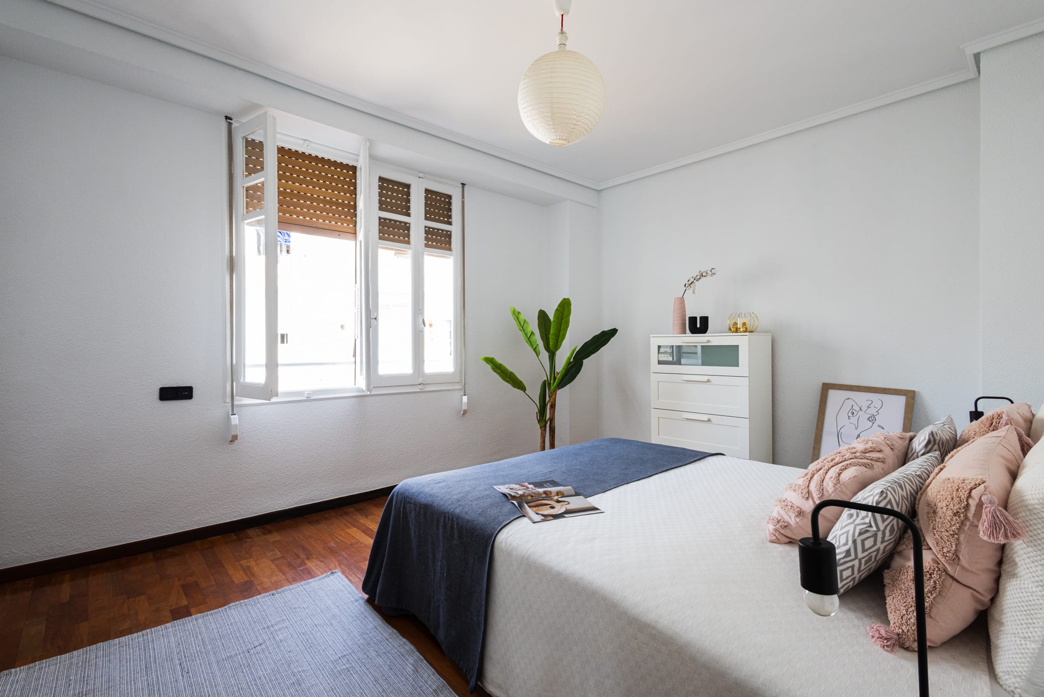 Dormitorio principal después de amueblar